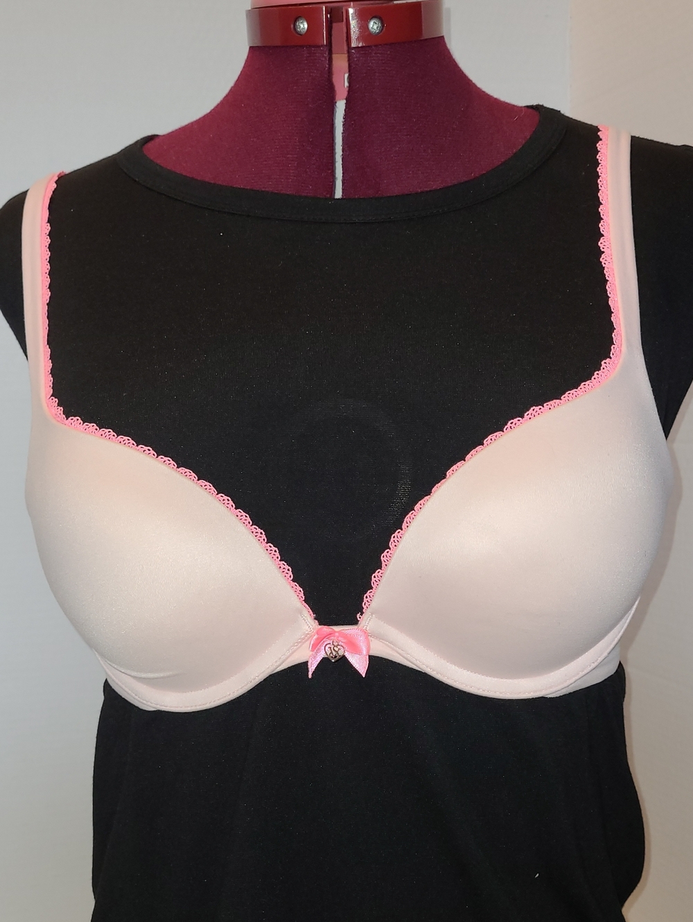 Victoria's Secret 32C Very Sexy Push-Up Bra  Light Pink Lace-Trim Bra